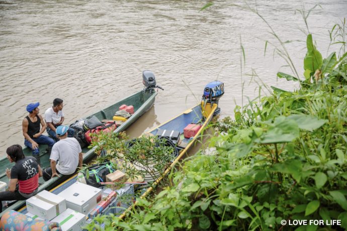 Solarprojekt IMAGINE LIGHT_Kanutransport der Materialien zu der Cofán-Gemeinde Bavoroe im Amazonas