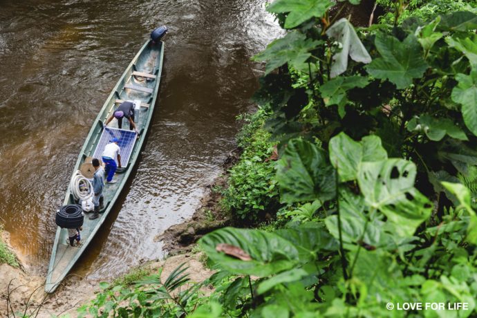 Solarprojekt IMAGINE LIGHT_Kanutransport der Solarmodule zu der Cofán-Gemeinde Ukavati im Amazonas