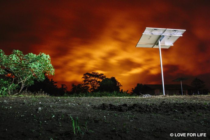 Solarprojekt IMAGINE LIGHT_Solaranlage bei Nacht in der Cofán-Gemeinde Bavoroe im Amazonas