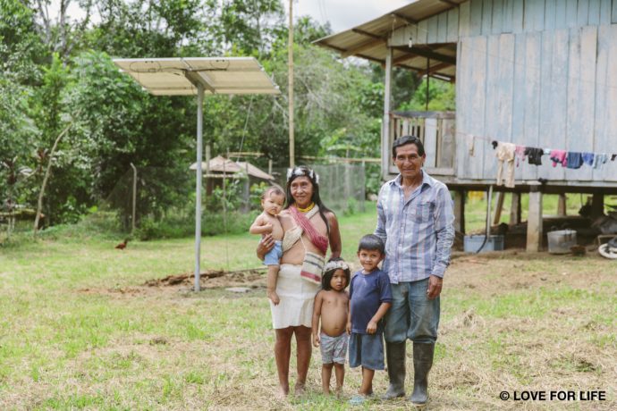 Waorani-Familie mit ihrer Solaranlage in der Gemeinde Kiwaru im Amazonas von Ecuador