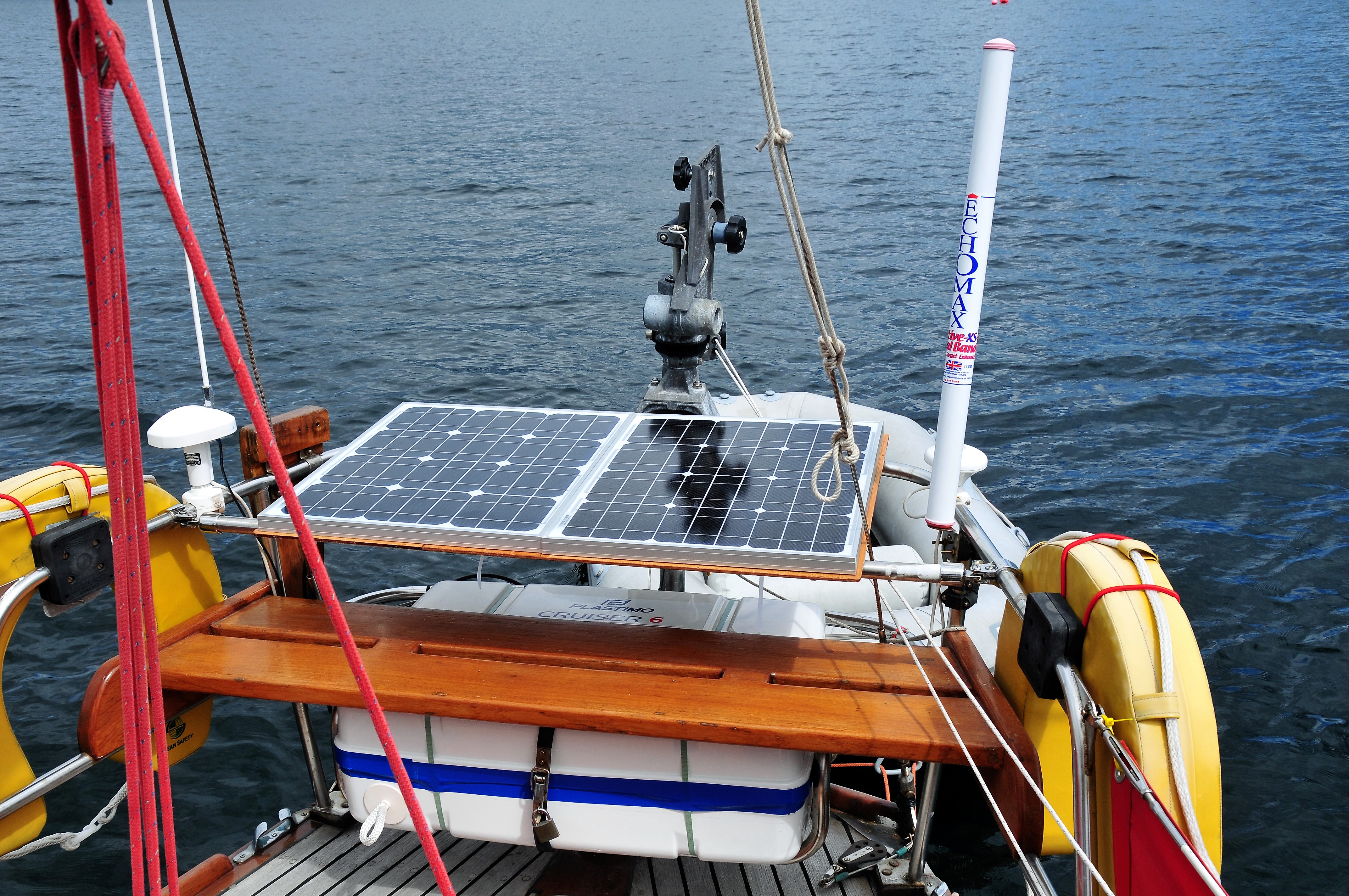 Solar sailing. Яхта на солнечных батареях. Солнечные панели на яхте. Солнечные панели на катер.